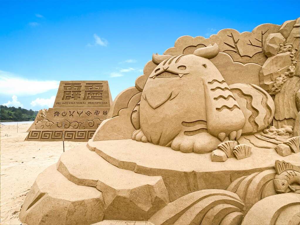新北★福隆沙雕藝術節～浪花沙灘漫步夕陽下★