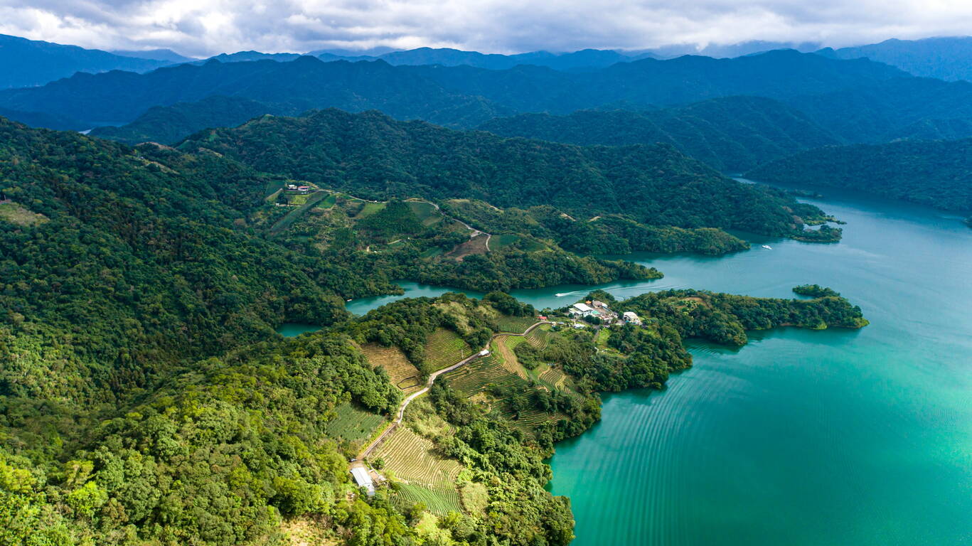 新北★探索百年茶鄉消失的秘境～千島湖/鱷魚島、翠綠茶園風光沿途導覽半日遊★
