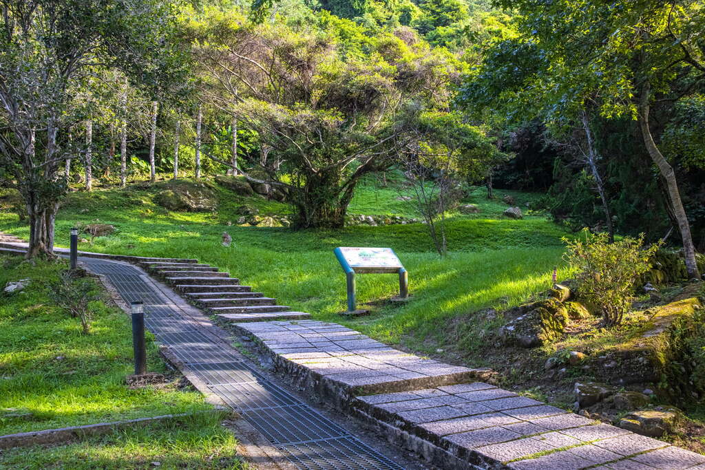 桃園★石門水庫槭林步道∼大壩嵩台漢江亭楓紅層層、湖光山色美景如畫★